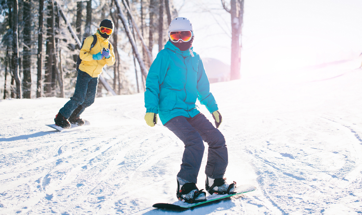 Горнолыжные курорты Москвы и Подмосковья позволяют освоить базовую технику в комфортных условиях и без стресса встать на доску или лыжи.Фото: 4Max / Shutterstock.com