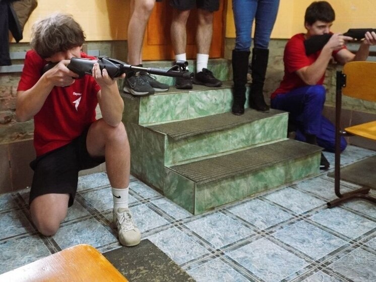     Будущие призывники в составе девяти команд продемонстрировали свои навыки и умение стрельбы из электронного оружия. Фото: telegram-канал мэра Великого Новгорода Александра Розбаума