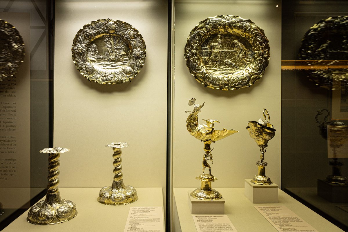 Дары посольства 1674 г. от шведского короля Карла XI царю Алексею Михайловичу и посольские дары императора Священной Римской империи Леопольда I царю Алексею Михайловичу. 1675 г. Музеи Московского Кремля