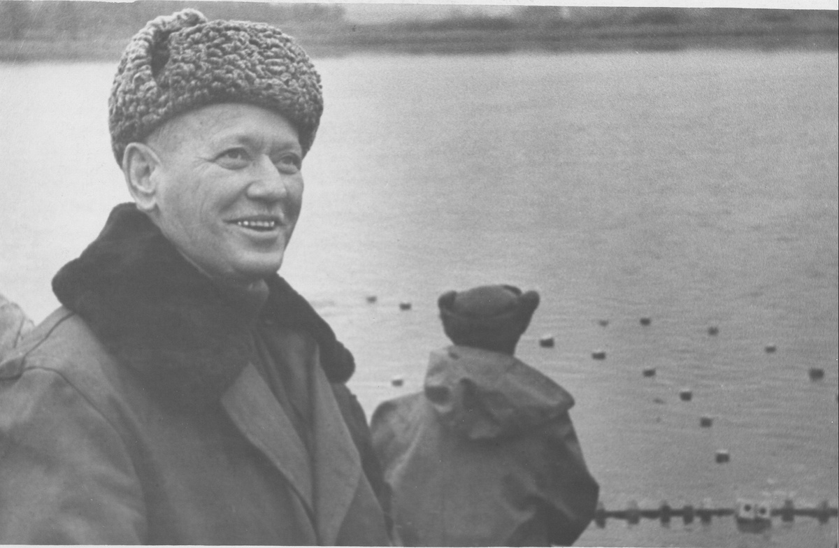 М. А. Шолохов на рыбалке на озере Островное. 1965 г