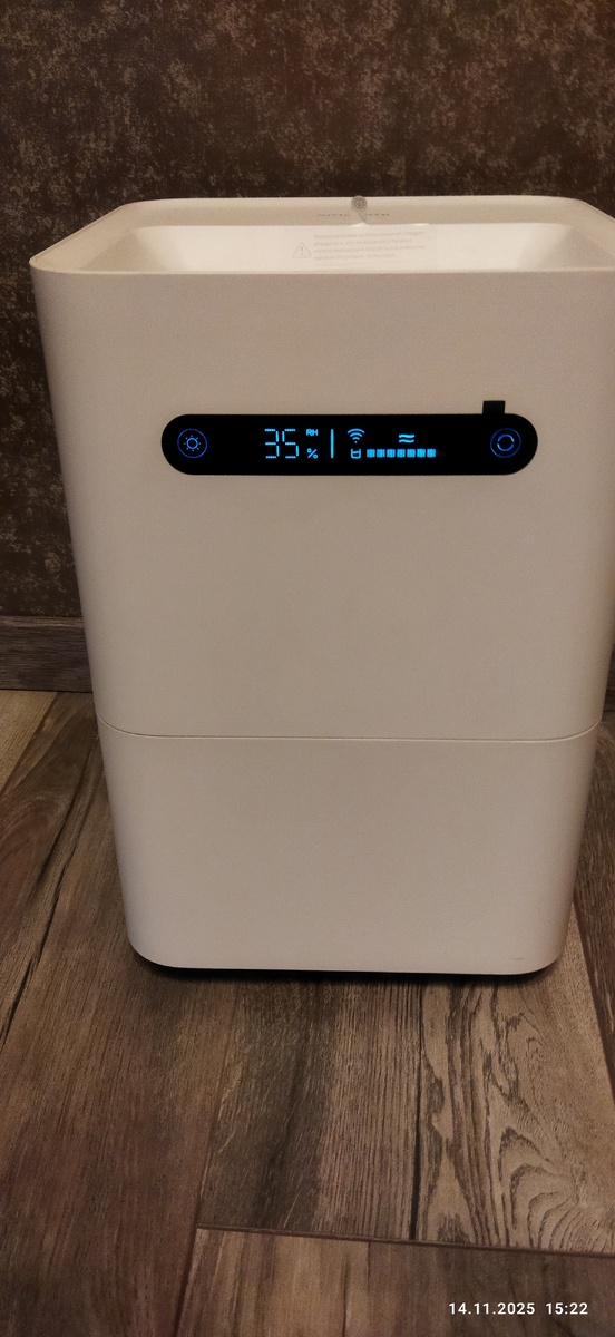 Индикация на дисплее снизу показывает наполненность бачка водой. Выше две "волны" - это второй режим, на максималке он покажет три "волны".