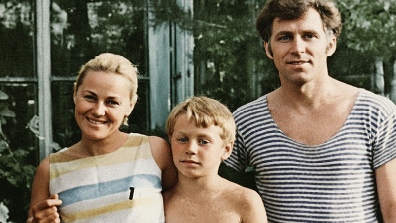 Татьяна, Владимир и сын Сергей. Фото отреставрированно в «ЗВЁЗДНЫЕ»