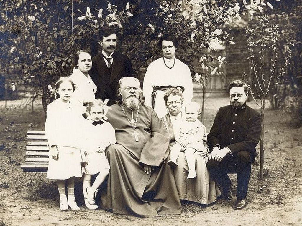 Священномученик Неофит Любимов с семьей. Слева вверху стоит его зять мученик Николай Варжанский в чью защиту написано письмо Ленину. https://dzen.ru/a/aQMu0xI7ymL08KA_Сретенский монастырь