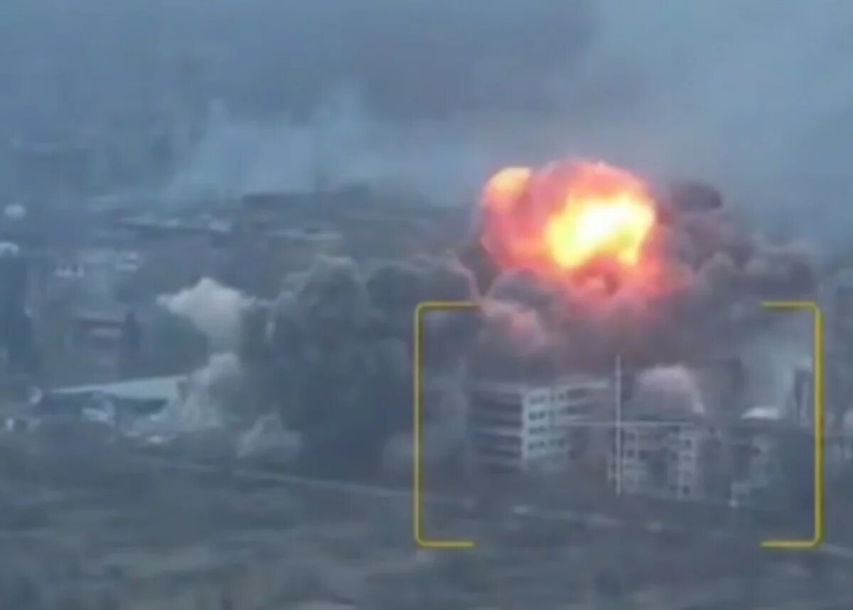    Украинскую «военку» атаковали сегодня 430 ударных дронов «Герань» и 18 ракет, среди которых были «Искандеры», «Кинжалы» и сверхсовременный «Циркон».