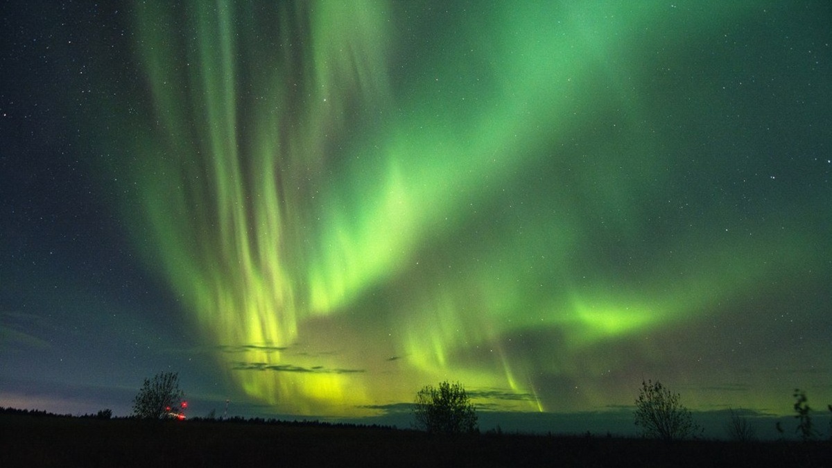 На фотографии: Северное сияние в Кировской области. Магнитные бури на Солнце – что это такое и как они влияют на нас? Простыми словами.