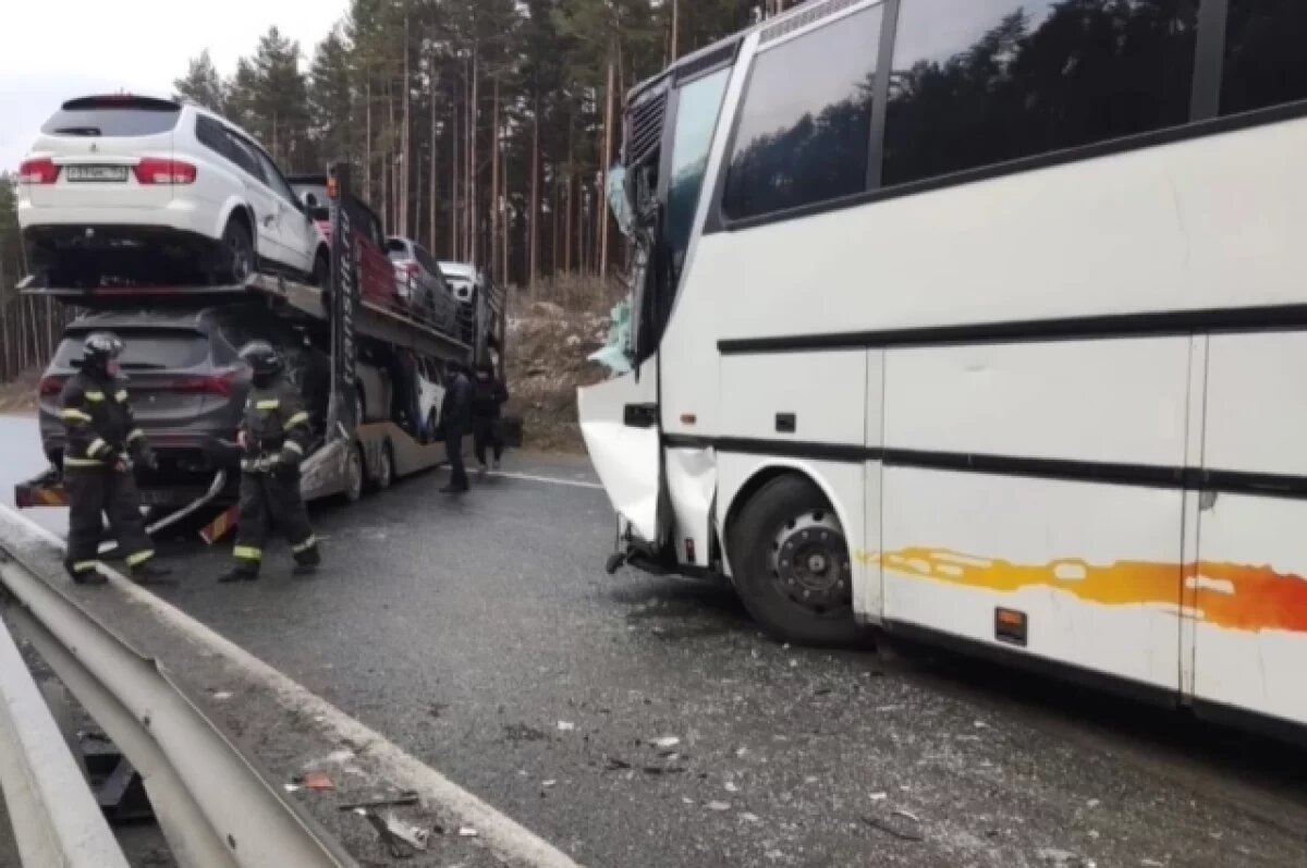    Автобус врезался в грузовик-автовоз