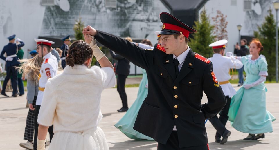    День Победы в Центральном парке "Патриот". Кадетский бал / Медиасток.рф