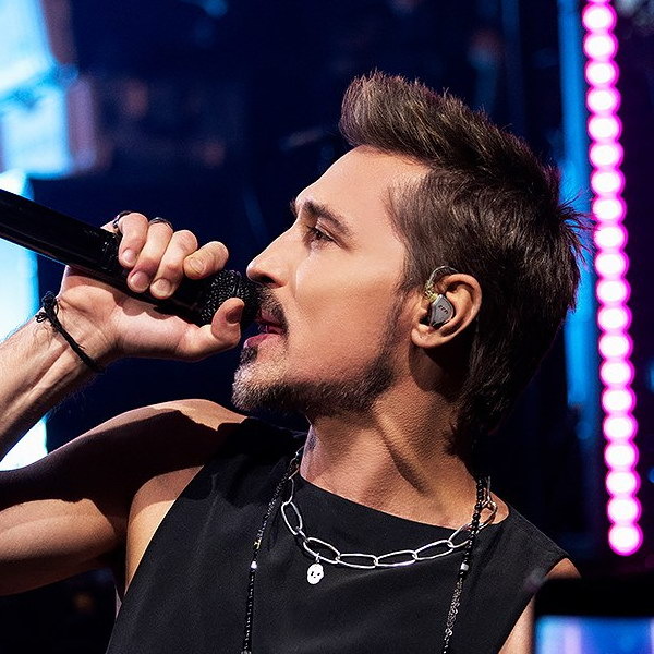     Дима Билан анонсировал февральские концерты для влюбленных на вечеринке в честь 130-летия радио