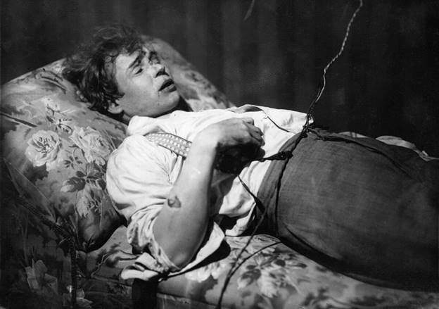 Витая бельевая верёвка проходит поперёк по середине между рубашкой и брюками.