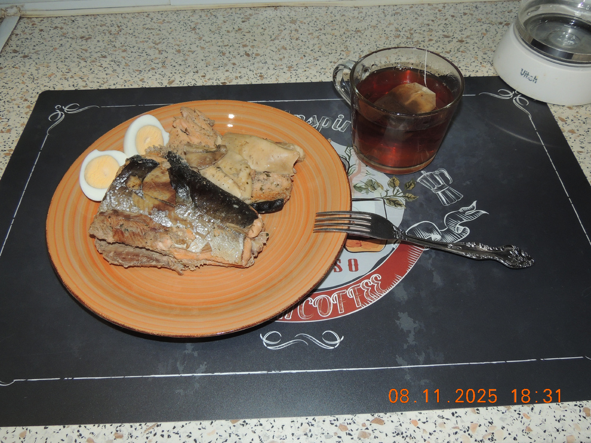 Ужин. Горбуша сваренная в мультиварке. Яйцо. Чай.