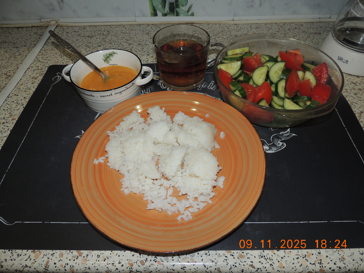 Ужин. Рис длиннозерный на пару. Салат помидоры-огурцы. Икра кабачковая( моими рученьками приготовленная)