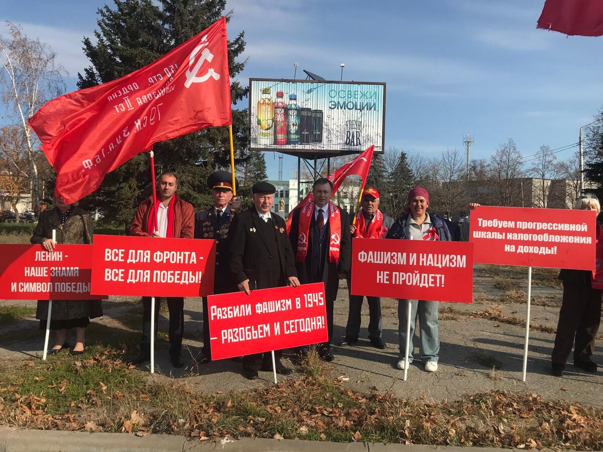 На пикете в Черкесске в честь 108-й годовщины Великой Октябрьской социалистической революции. Фото автора.