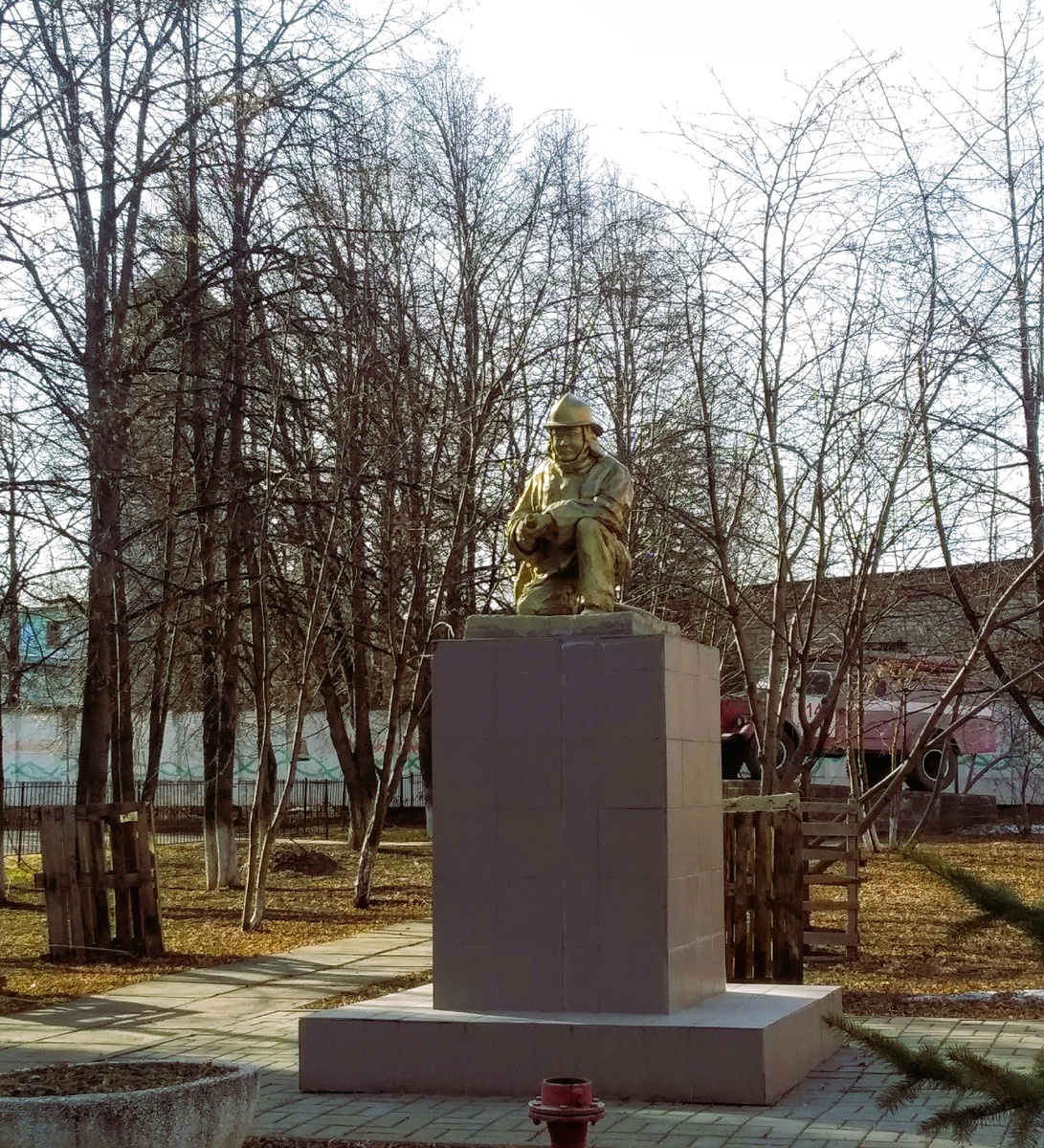 Стерлитамак: памятник пожарному (личное фото)