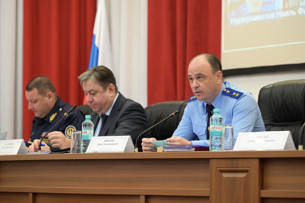 Межведомственное совещание по профилактике преступлений и правонарушений среди подростков прошло под председательством прокурора Свердловской области Бориса Крылова (справа). Фото: ДИПСО