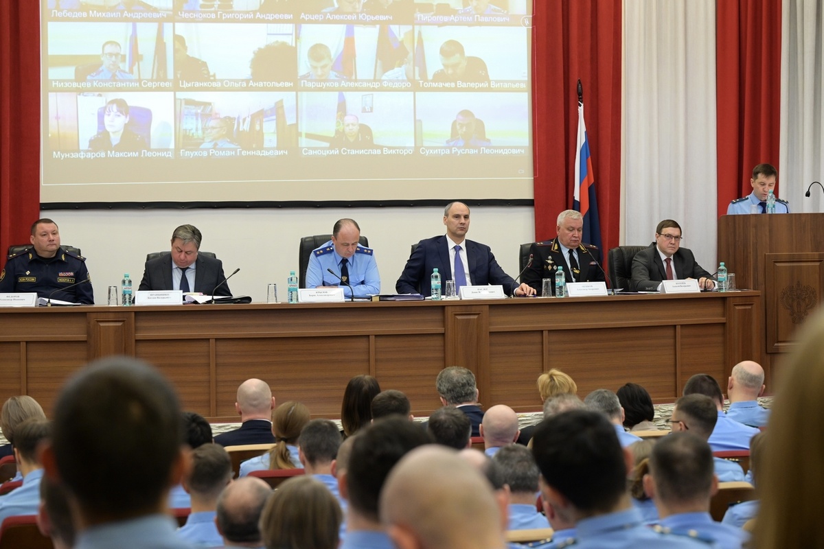 Денис Паслер слушал прокуроров о причинах, которые привели его на это совещание. Фото: ДИПСО