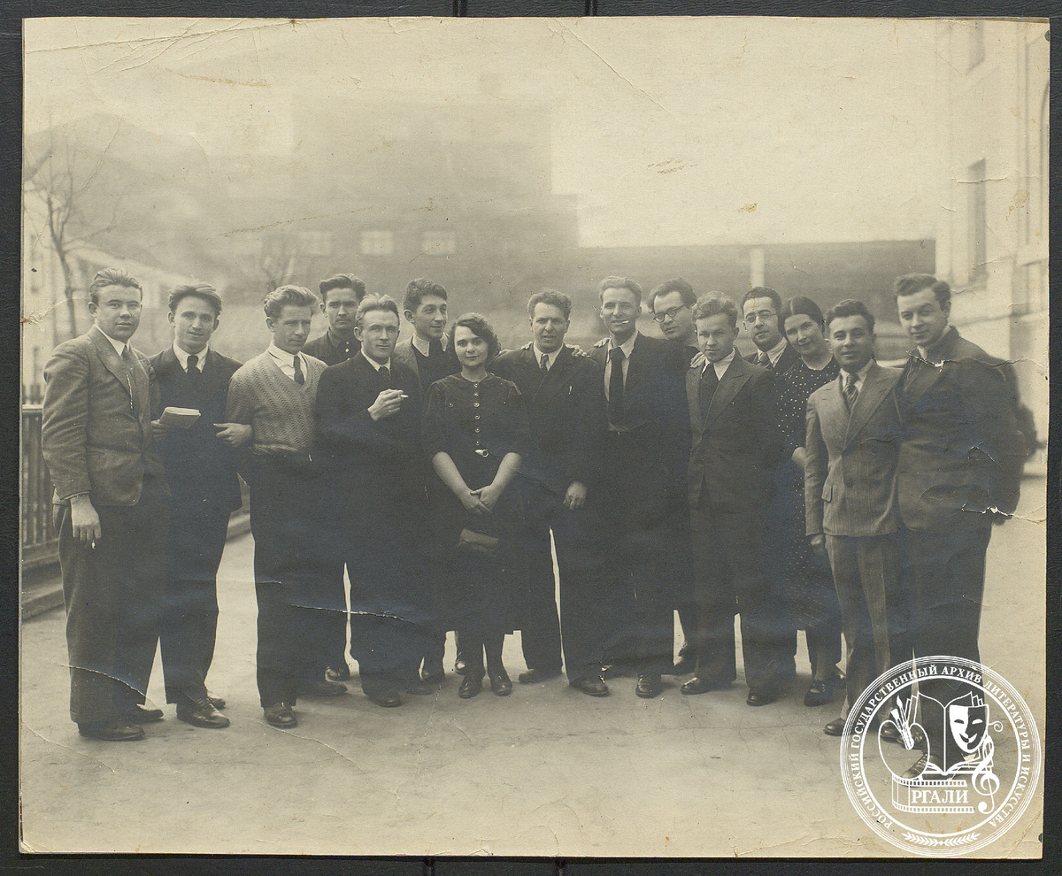 Фотография К.М. Симонова (седьмого справа) среди студентов Литературного института им. А.М. Горького А.И. Недогонова, М.Л. Матусовского, В.Ф. Бокова и др. До 1938 г. РГАЛИ. Ф.1814. Оп.1.