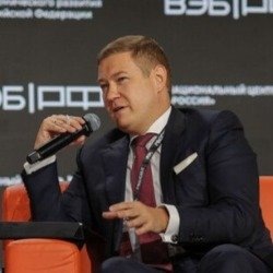    — К сожалению, сейчас на рынке электроники самый большой процент контрафакта и товаров, которые приходят без уплаты таможенных платежей. И пока мы не решим этот вопрос, будет создаваться ситуация, в которой дополнительными сборами будут облагать только «белых» игроков, а те, кто работал вчерную, и так ничего не платили, ничего платить не будут. Это уже сейчас привело к очень серьезным проблемам на рынке. Посмотрите, все легальные продавцы и так находятся на грани выживания, потому что невозможно конкурировать с ценами на 20% дешевле! И пока мы не решим проблемы с «черными» карго, через которые завозятся товары, не решим проблему легализации рынка, никакого разговора о дополнительных сборах даже начинать не стоит, — рассказал в разговоре с «Реальным временем» президент Ассоциации компаний интернет-торговли (АКИТ) Артем Соколов.