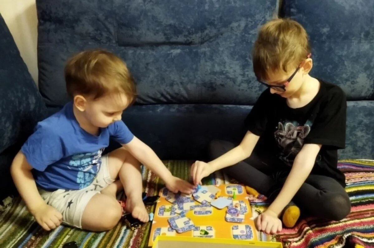    Скованные одной сетью.