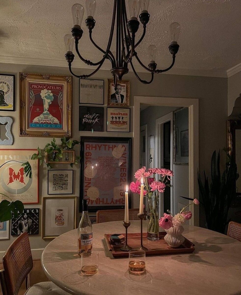 Пример яркого акцентного творчества в интерьере.