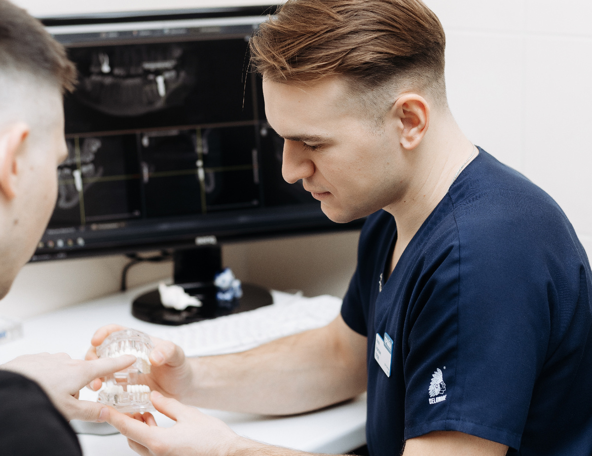 Когда пациент принимает решение об установке зубных имплантов, важным этапом становится тщательная подготовка полости рта.