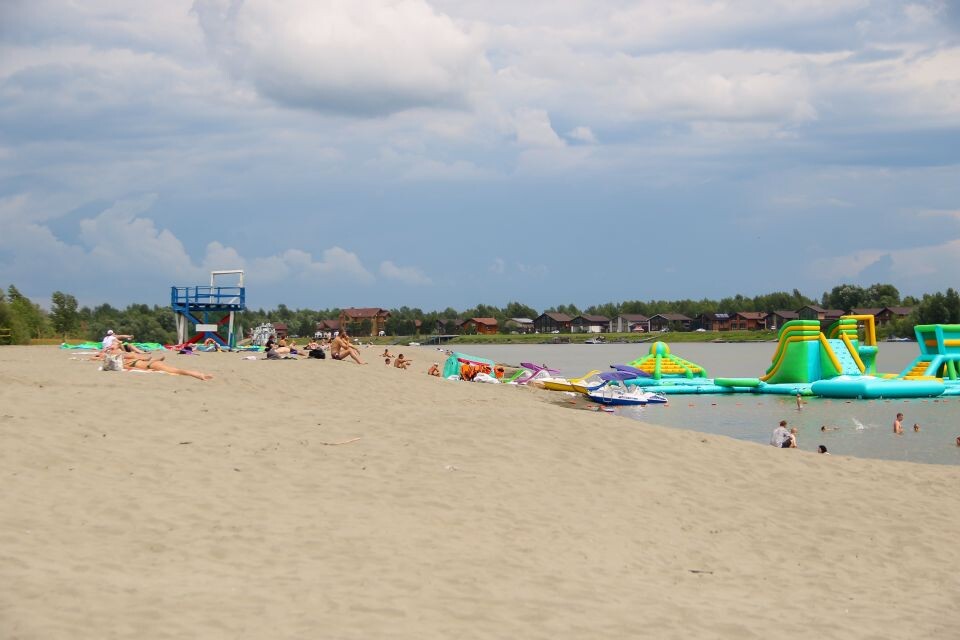    Городской пляж в пасмурную погоду. Источник: Виталий Барабаш