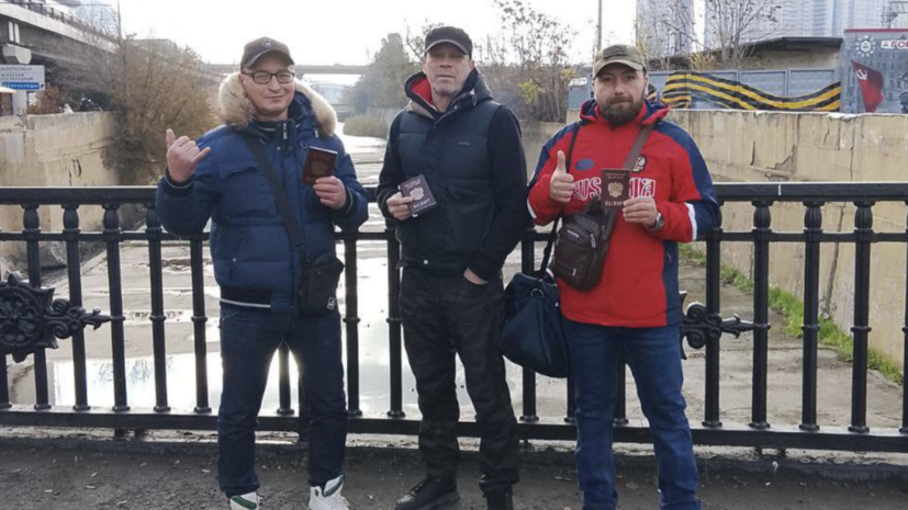 «Встретили по-русски, с душой»: бойцам ЧВК «Редут», обратившимся в RT, вручили паспорта России