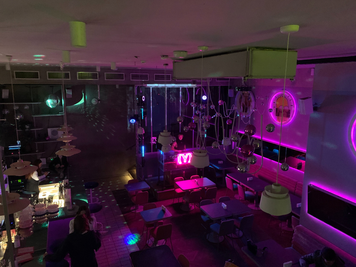 Основной зал "Хэппи Энда"