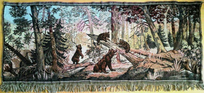 Коврики, которые висели на стене за кроватью.