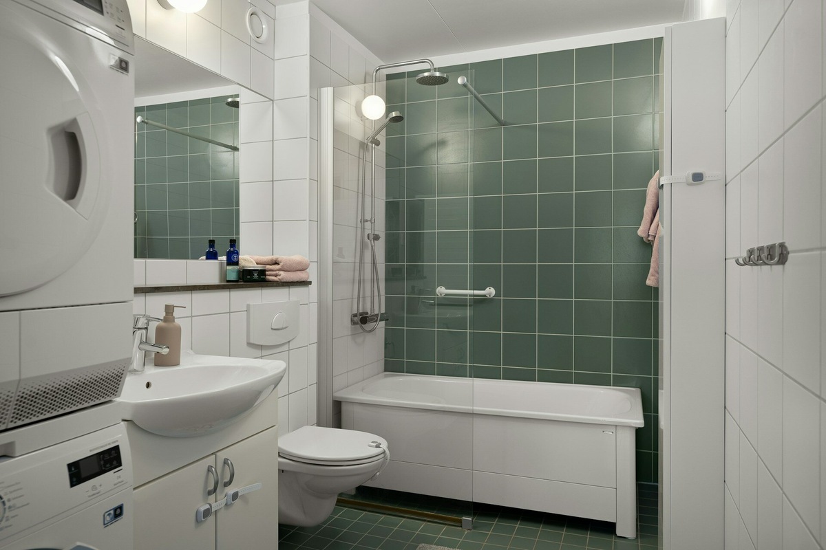 Совмещённый санузел. Фото: Alex Tyson / Unsplash