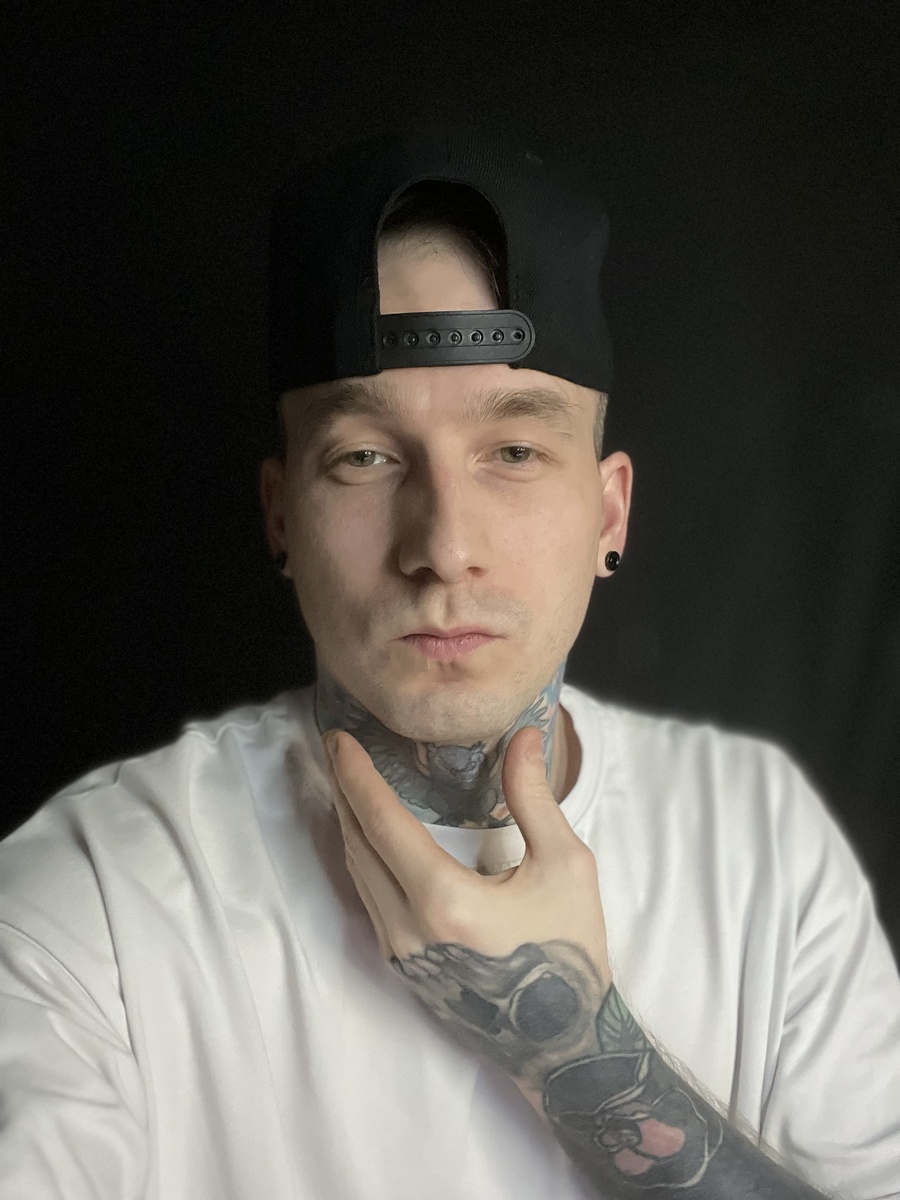 Выражение лица - «строю из себя модель»