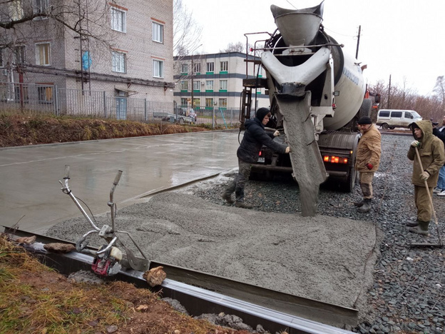   В Кирово-Чепецке начали бетонировать парковку у центральной больницы