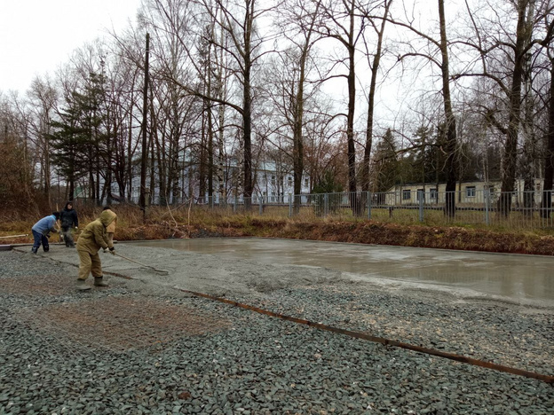    В Кирово-Чепецке начали бетонировать парковку у центральной больницы