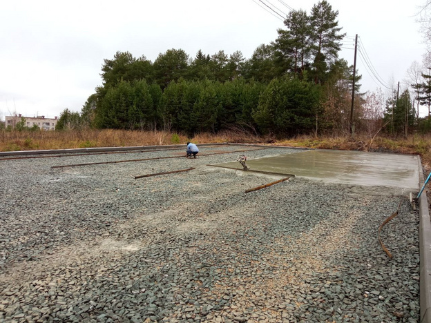    В Кирово-Чепецке начали бетонировать парковку у центральной больницы