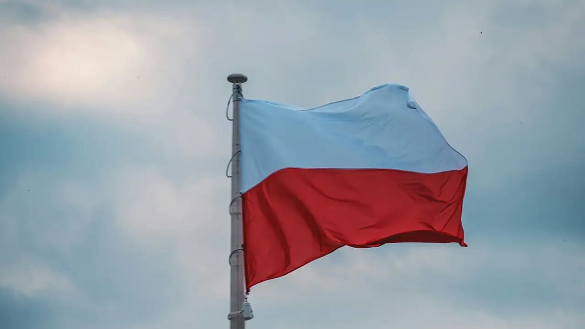    Государственный флаг Польши. © unsplash.com / Nemesia Production