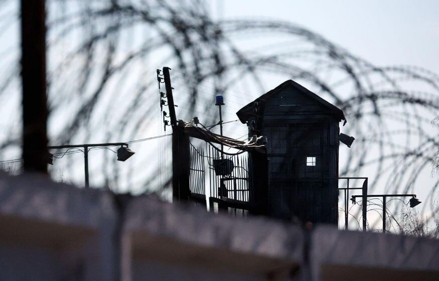    Готовили бунт? В колонию пытались провезти целый арсенал оружия: эксперт раскрыл цель заключенных в России