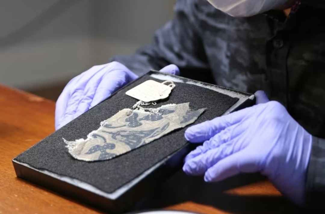 Крупный план ткани, снятой с дивана в бункере Адольфа Гитлера, где немецкий диктатор покончил с собой в 1945 году. Blink Films