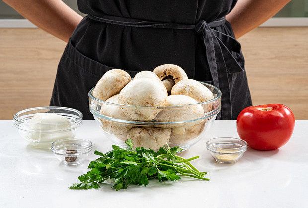 Простой набор ингредиентов для рецепта шампиньонов в духовке