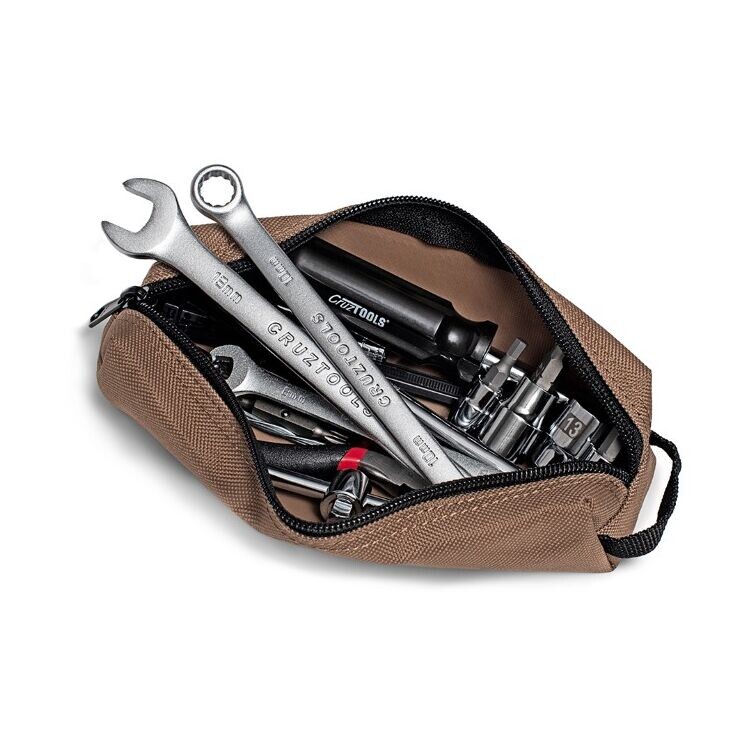 Хороший инструментальный набор — фундамент вашей готовности, но его стоит дополнить рядом полезных мелочей: например, запасными болтами и гайками, предохранителями, стяжками, монтажной проволокой, лезвием и нитриловыми перчатками.