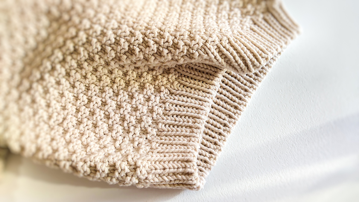 Резинка 1х1 с фабричным краем в оформлении низа детского джемпера. Ссылка на статью с описанием способа в конце поста. 