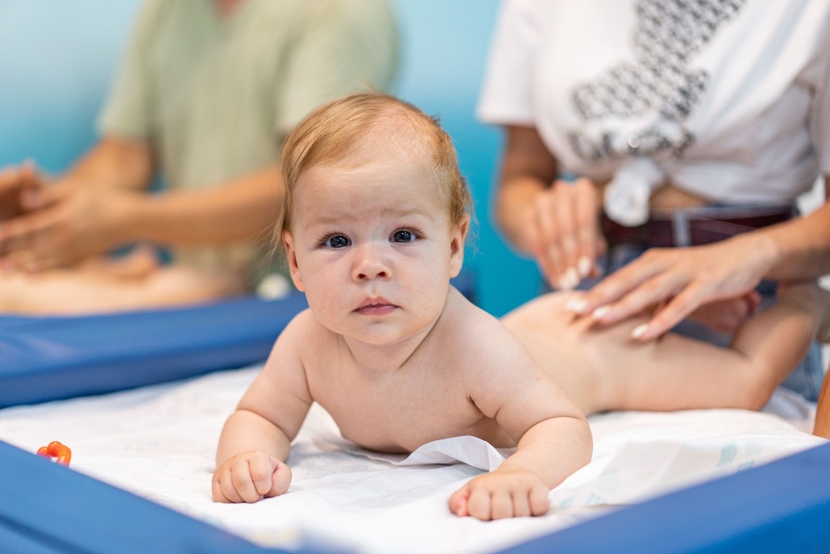 Проводить первые закаливающие процедуры можно и очень рекомендуется специалистами уже с первых недель жизни малыша