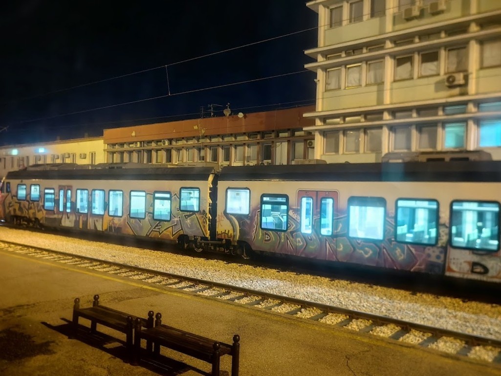 Это не поезд Земун - Бар, а электричка, снятая из его вагона. Поясняю, потому что мне как-то читатели пытались предъявить, что я фото с неправильными поездами в статье размещаю).