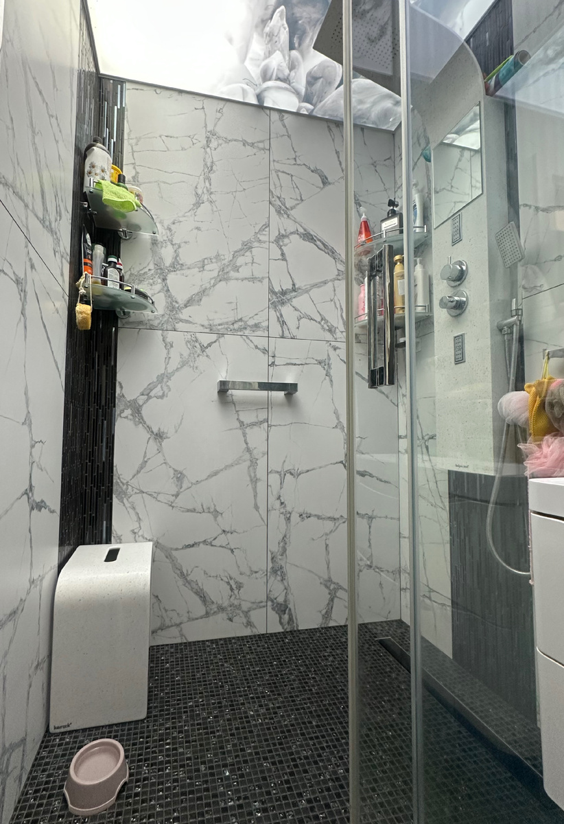 Душевая. Дверца просто двигается и можно мыться 