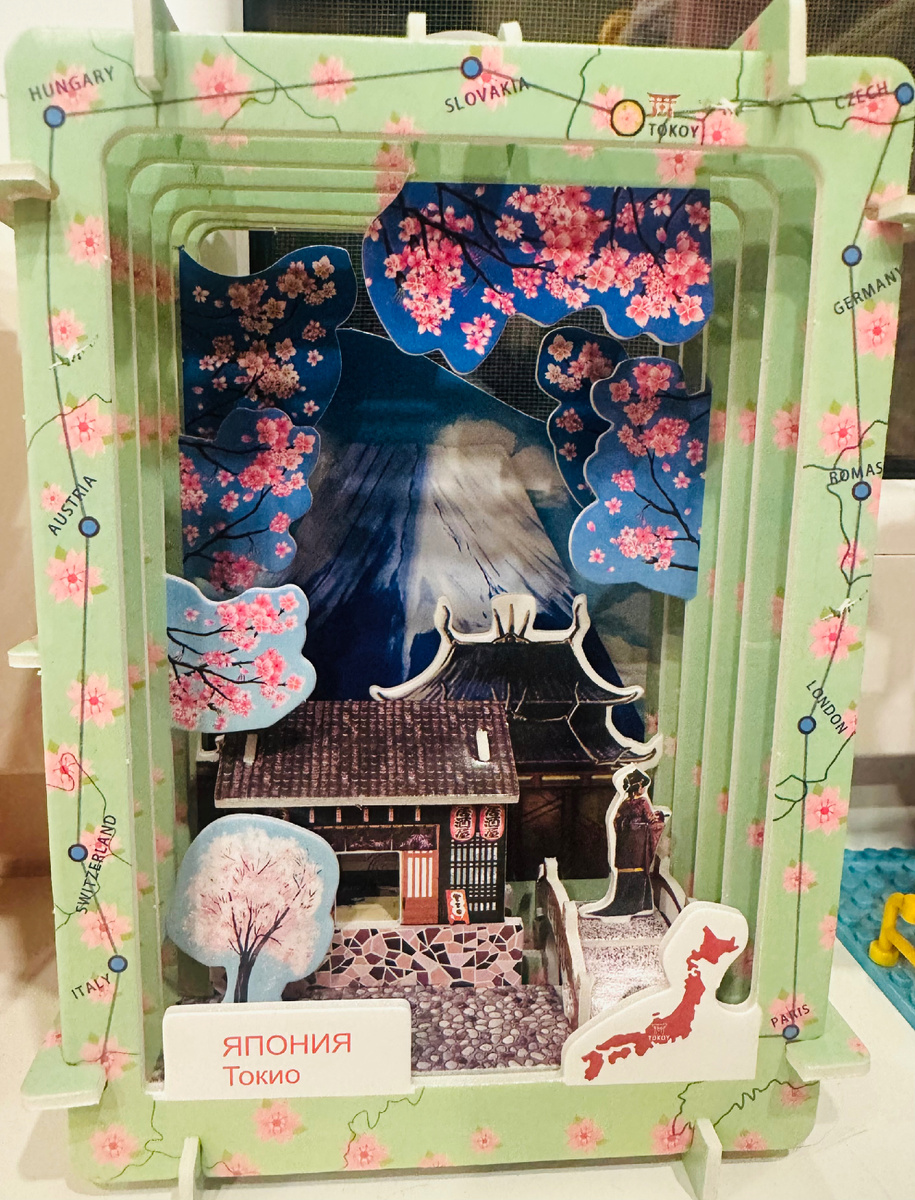 Такой феншуйный картонный конструктор установили дочке на подоконник. Хорошая идея для подарка.