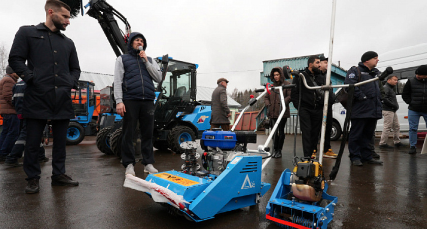    В Кирове ледяные наросты на тротуарах будут долбить современным ледоколом