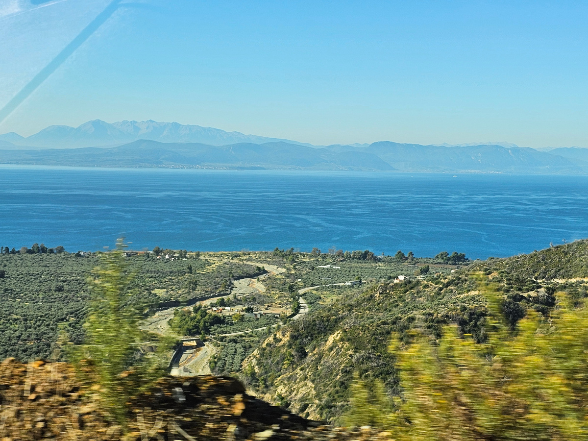 Кстати, внизу довольно глубокое ущелье