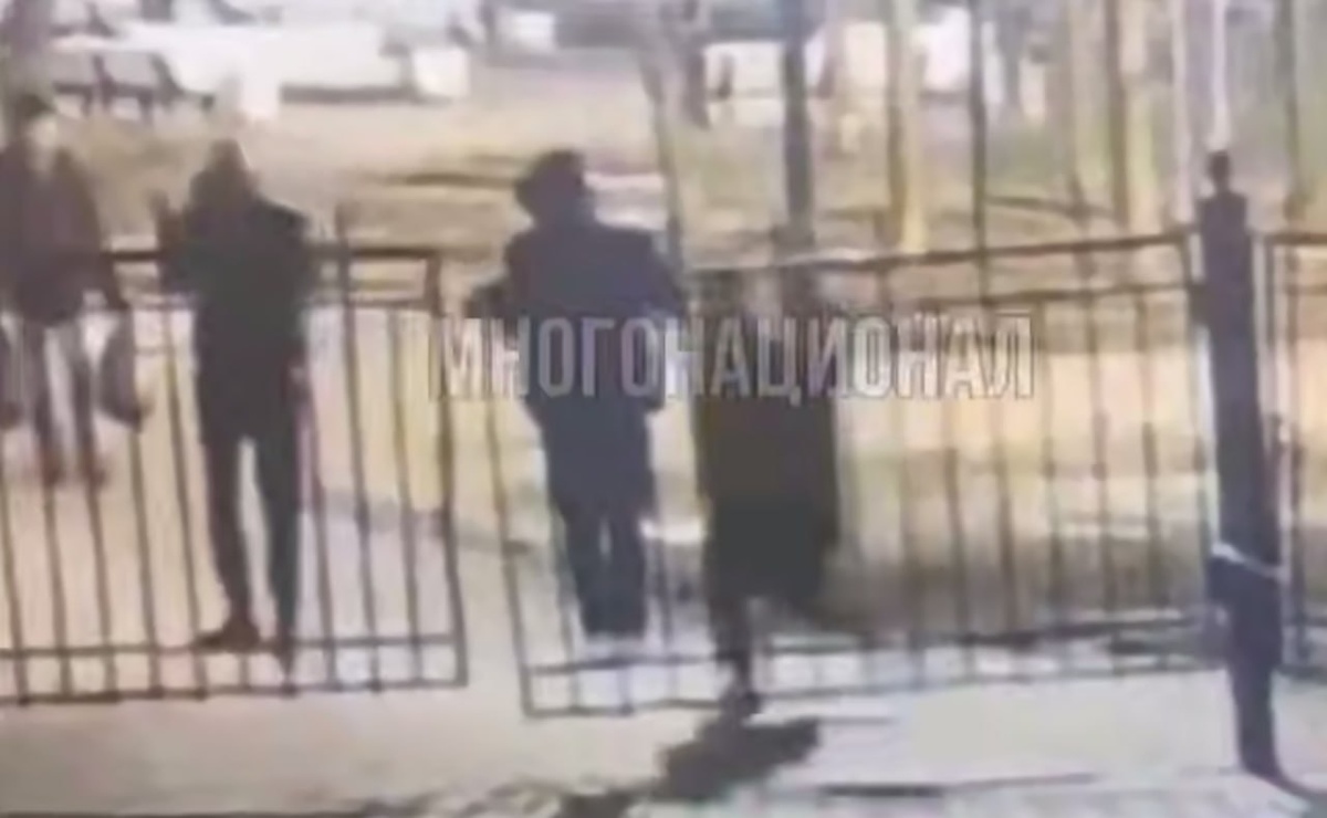 Момент нападения на прохожего и избиение было снято на камеру видеонаблюдения. Скрин видео "Многонационал".