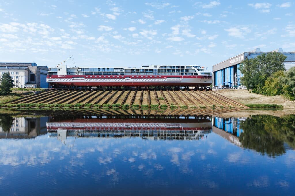   Лайнер «Николай Жарков» проекта 00840 «Карелия»