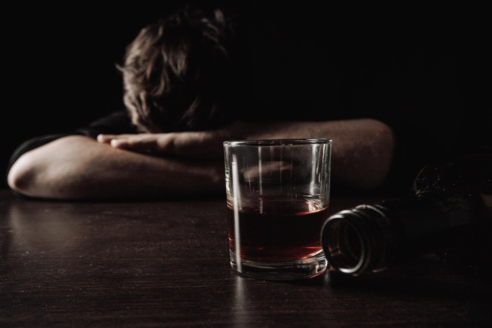 Что такое запойная форма алкоголизма и чем она опасна. (источник изображения: freepik.com)