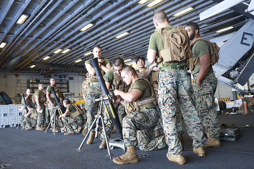 Морские пехотинцы США стреляют из миномета во время учений с боевой стрельбой в ангаре авианосца «Ивадзима», US Navy 