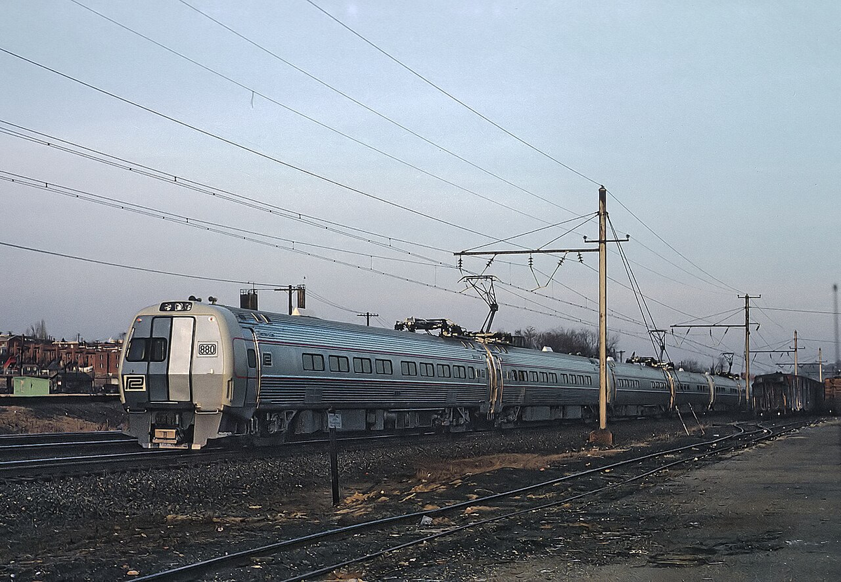 Во время первого рейса Metroliner 16 января 1969 года. Источник фото: en.wikipedia.org Авторство: Roger Puta - PC (Metroliner) Train 2000 on its Inaugural Run passing Ivy City Terminal, Washington, DC on January 16, 1969, Public Domain, https://commons.wikimedia.org/w/index.php?curid=46657574